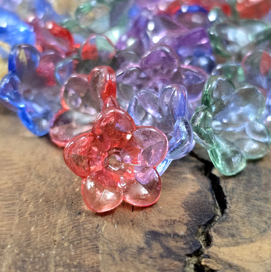 Dieses Set enthält 100 bezaubernde Blumenperlen aus transparentem Acryl im bunten Farbmix. Jede Perle misst 1,2 cm und ist mit 5 zarten Blütenblättern gestaltet. Das praktische Loch in der Mitte ermöglicht ein einfaches Auffädeln und macht sie perfekt für vielseitige kreative Projekte.