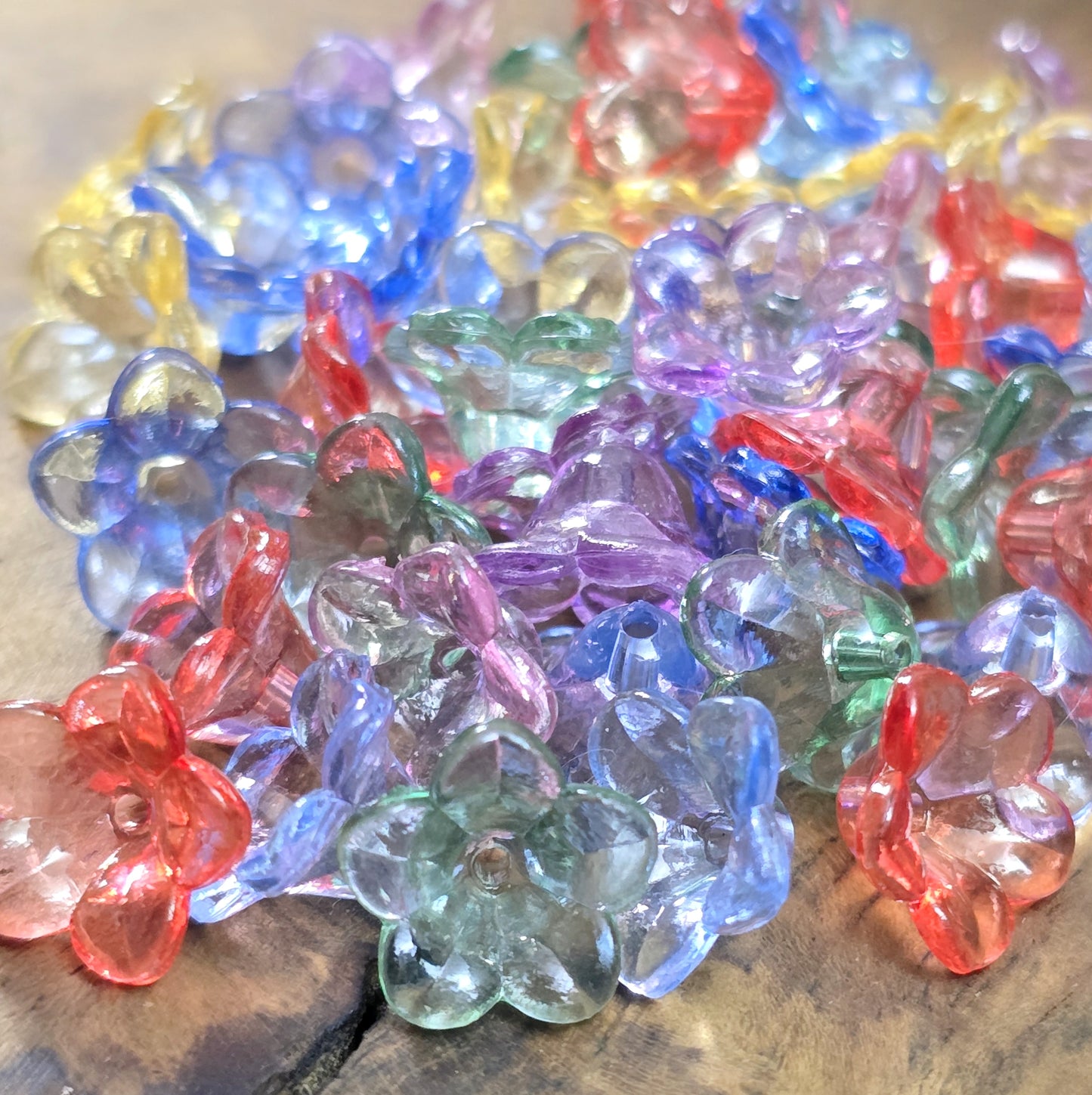 Dieses Set enthält 100 bezaubernde Blumenperlen aus transparentem Acryl im bunten Farbmix. Jede Perle misst 1,2 cm und ist mit 5 zarten Blütenblättern gestaltet. Das praktische Loch in der Mitte ermöglicht ein einfaches Auffädeln und macht sie perfekt für vielseitige kreative Projekte.