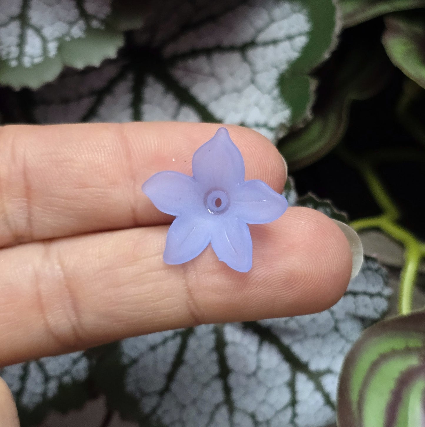 50 Blumenperlen im bunten Farbmix, jede mit einem Durchmesser von 2,2 cm. Die Perlen zeichnen sich durch ihre matte Oberfläche aus und präsentieren sich im stilvollen Sternblüten-Design. Mit dem praktischen Loch zum Auffädeln sind sie ideal für eine Vielzahl kreativer Projekte.