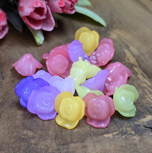 Dieses Set enthält 20 bezaubernde Rosenblüten in einem bunten Farbmix. Jede Blüte misst 1,5 cm und besteht aus milchig trüben Material. Erinnert ein bisschen an "Jelly Beans". Mit einem praktischen Loch lassen sich die Blüten sowohl auffädeln als auch annähen, wodurch sie perfekt für kreative Projekte wie Makramee, Schmuckdesign, Bastelarbeiten oder auch als dekorative Knöpfe geeignet sind.