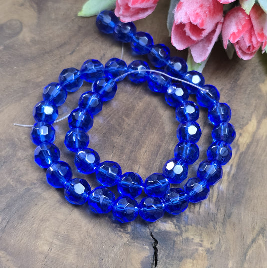 Transparent königsblaue Glasperlen mit facettierter Oberfläche – Perfekt für dezente Schmuckstücke
Diese eleganten Glasperlen in milchig weißer Optik überzeugen mit ihrer facettierten Oberfläche. Hergestellt im Pressverfahren, funkeln sie zwar nicht wie böhmische oder österreichische Kristallglasperlen, aber sie bieten dennoch einen dezenten Schimmer, der das Licht bei jeder Bewegung sanft reflektiert. Ideal für Schmuckdesigns, die subtil und dennoch stilvoll wirken sollen.