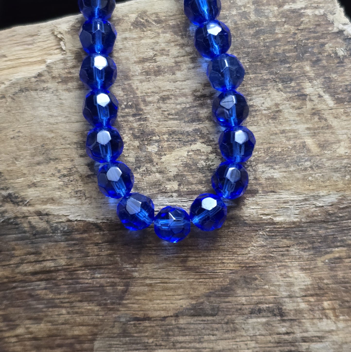Transparent königsblaue Glasperlen mit facettierter Oberfläche – Perfekt für dezente Schmuckstücke
Diese eleganten Glasperlen in milchig weißer Optik überzeugen mit ihrer facettierten Oberfläche. Hergestellt im Pressverfahren, funkeln sie zwar nicht wie böhmische oder österreichische Kristallglasperlen, aber sie bieten dennoch einen dezenten Schimmer, der das Licht bei jeder Bewegung sanft reflektiert. Ideal für Schmuckdesigns, die subtil und dennoch stilvoll wirken sollen.