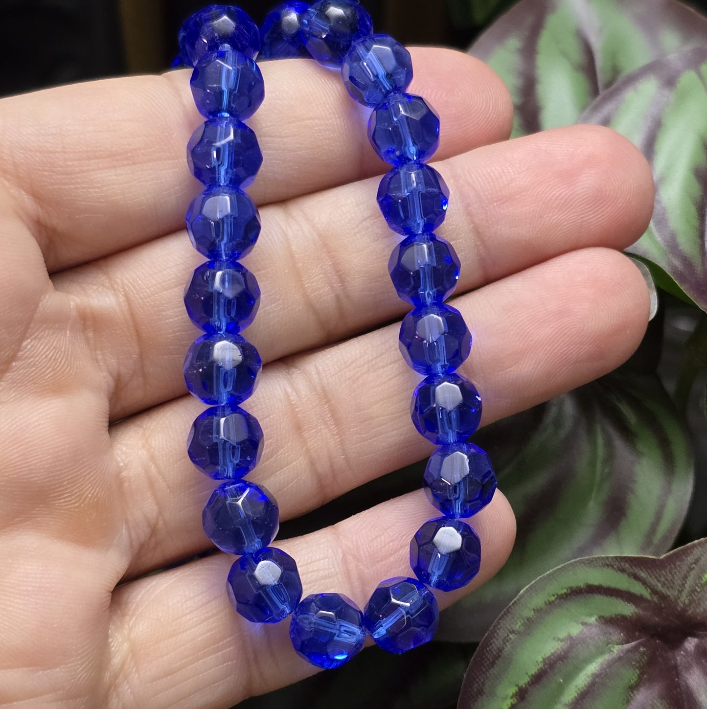 Transparent königsblaue Glasperlen mit facettierter Oberfläche – Perfekt für dezente Schmuckstücke
Diese eleganten Glasperlen in milchig weißer Optik überzeugen mit ihrer facettierten Oberfläche. Hergestellt im Pressverfahren, funkeln sie zwar nicht wie böhmische oder österreichische Kristallglasperlen, aber sie bieten dennoch einen dezenten Schimmer, der das Licht bei jeder Bewegung sanft reflektiert. Ideal für Schmuckdesigns, die subtil und dennoch stilvoll wirken sollen.