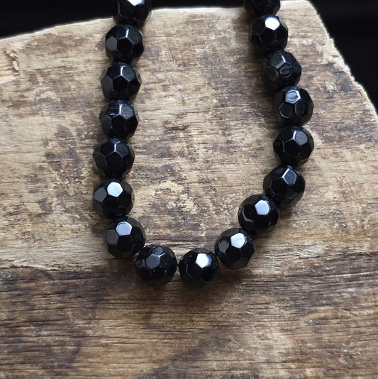 Opak schwarze Glasperlen mit facettierter Oberfläche – Perfekt für dezente Schmuckstücke
Diese eleganten Glasperlen in milchig weißer Optik überzeugen mit ihrer facettierten Oberfläche. Hergestellt im Pressverfahren, funkeln sie zwar nicht wie böhmische oder österreichische Kristallglasperlen, aber sie bieten dennoch einen dezenten Schimmer, der das Licht bei jeder Bewegung sanft reflektiert. Ideal für Schmuckdesigns, die subtil und dennoch stilvoll wirken sollen.