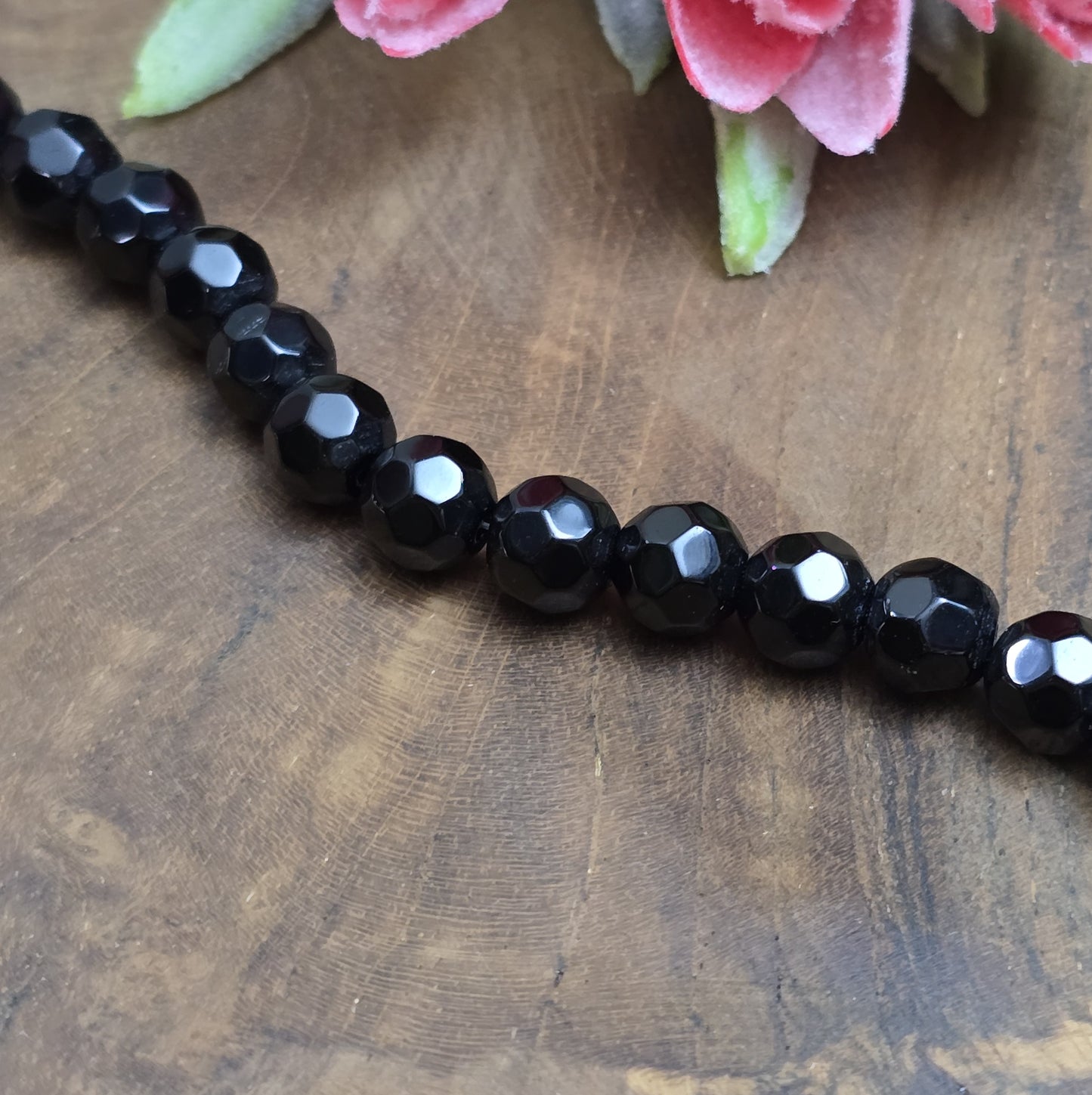 Opak schwarze Glasperlen mit facettierter Oberfläche – Perfekt für dezente Schmuckstücke
Diese eleganten Glasperlen in milchig weißer Optik überzeugen mit ihrer facettierten Oberfläche. Hergestellt im Pressverfahren, funkeln sie zwar nicht wie böhmische oder österreichische Kristallglasperlen, aber sie bieten dennoch einen dezenten Schimmer, der das Licht bei jeder Bewegung sanft reflektiert. Ideal für Schmuckdesigns, die subtil und dennoch stilvoll wirken sollen.