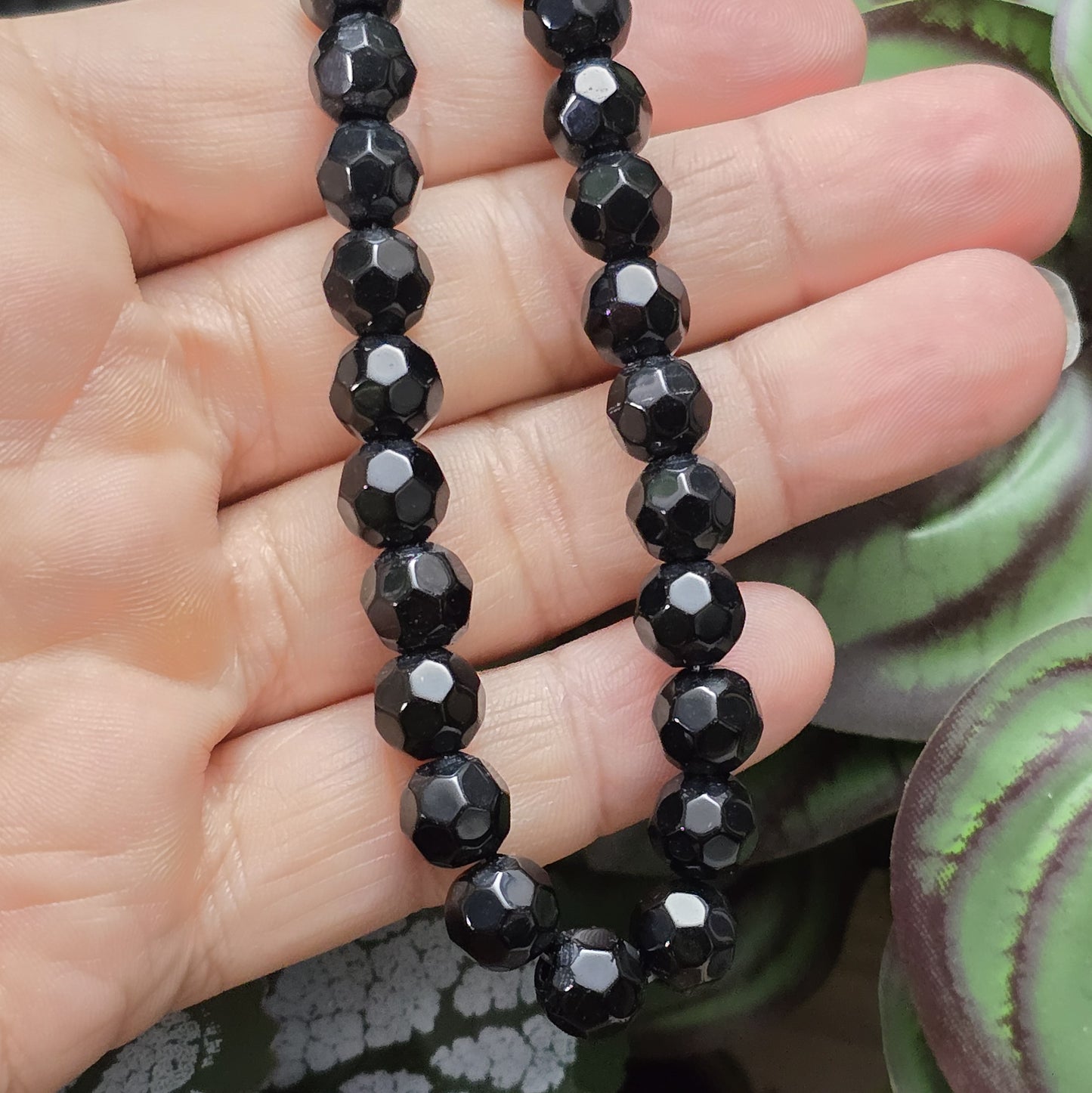Opak schwarze Glasperlen mit facettierter Oberfläche – Perfekt für dezente Schmuckstücke
Diese eleganten Glasperlen in milchig weißer Optik überzeugen mit ihrer facettierten Oberfläche. Hergestellt im Pressverfahren, funkeln sie zwar nicht wie böhmische oder österreichische Kristallglasperlen, aber sie bieten dennoch einen dezenten Schimmer, der das Licht bei jeder Bewegung sanft reflektiert. Ideal für Schmuckdesigns, die subtil und dennoch stilvoll wirken sollen.
