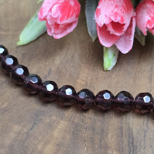 Transparent bordeaux Glasperlen mit facettierter Oberfläche – Perfekt für dezente Schmuckstücke
Diese eleganten Glasperlen in milchig weißer Optik überzeugen mit ihrer facettierten Oberfläche. Hergestellt im Pressverfahren, funkeln sie zwar nicht wie böhmische oder österreichische Kristallglasperlen, aber sie bieten dennoch einen dezenten Schimmer, der das Licht bei jeder Bewegung sanft reflektiert. Ideal für Schmuckdesigns, die subtil und dennoch stilvoll wirken sollen.