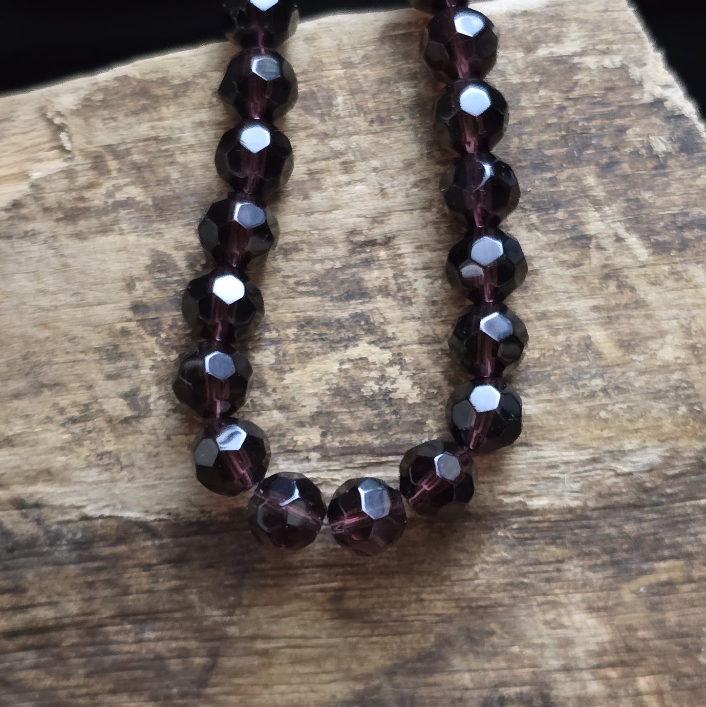 Transparent bordeaux Glasperlen mit facettierter Oberfläche – Perfekt für dezente Schmuckstücke
Diese eleganten Glasperlen in milchig weißer Optik überzeugen mit ihrer facettierten Oberfläche. Hergestellt im Pressverfahren, funkeln sie zwar nicht wie böhmische oder österreichische Kristallglasperlen, aber sie bieten dennoch einen dezenten Schimmer, der das Licht bei jeder Bewegung sanft reflektiert. Ideal für Schmuckdesigns, die subtil und dennoch stilvoll wirken sollen.