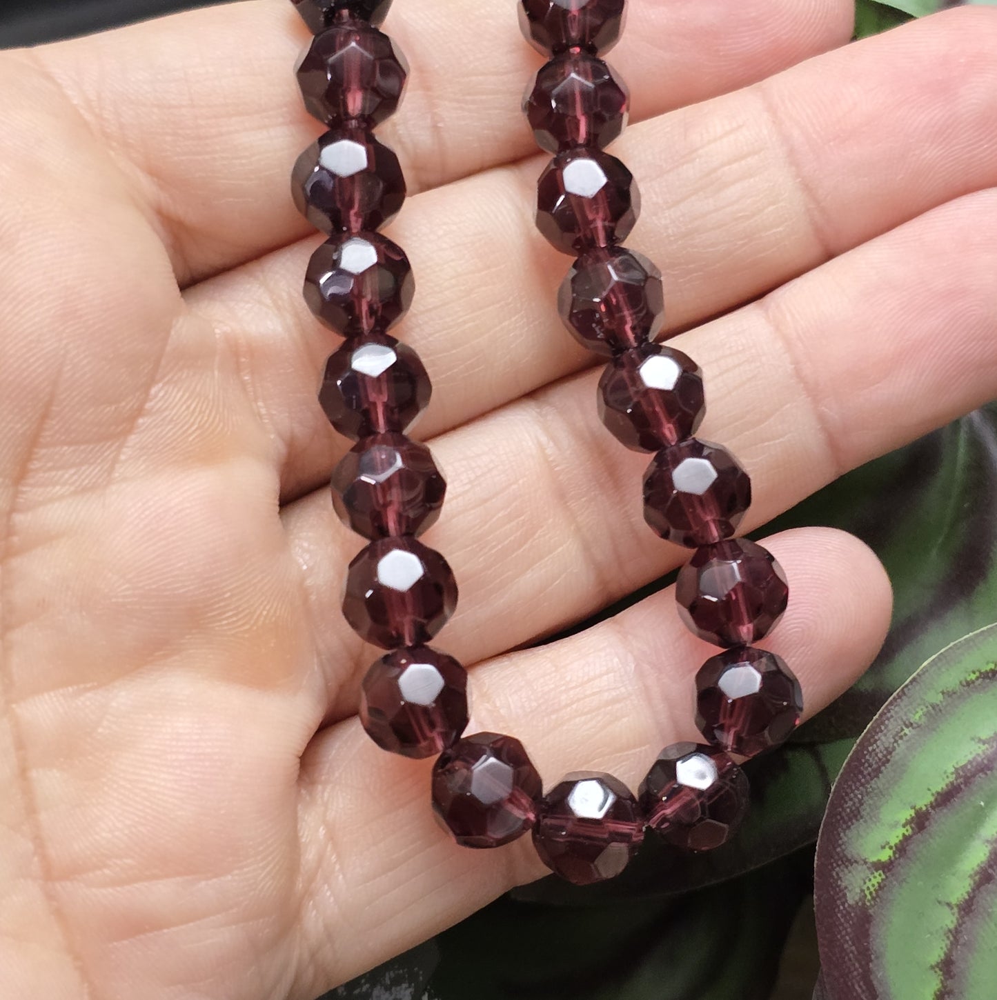 Transparent bordeaux Glasperlen mit facettierter Oberfläche – Perfekt für dezente Schmuckstücke
Diese eleganten Glasperlen in milchig weißer Optik überzeugen mit ihrer facettierten Oberfläche. Hergestellt im Pressverfahren, funkeln sie zwar nicht wie böhmische oder österreichische Kristallglasperlen, aber sie bieten dennoch einen dezenten Schimmer, der das Licht bei jeder Bewegung sanft reflektiert. Ideal für Schmuckdesigns, die subtil und dennoch stilvoll wirken sollen.