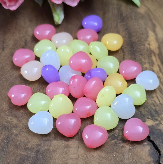 Dieses Set enthält 50 bezaubernde Herzperlen in einem bunten Farbmix. Jedes Herzchen misst 10 x 10mm und besteht aus milchig trüben Material. Erinnert ein bisschen an "Jelly Beans". Mit einem praktischen Loch lassen sich die Perlen sowohl auffädeln als auch annähen, wodurch sie perfekt für kreative Projekte wie Makramee, Schmuckdesign, oder andere Bastelarbeiten geeignet sind.