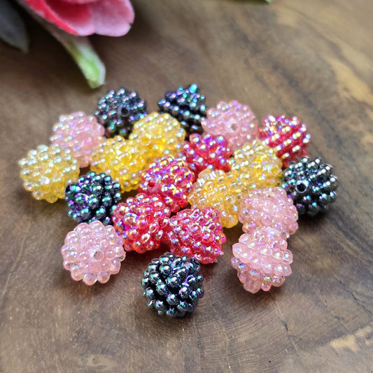 Dieses Set enthält 30 bezaubernde Berry Beads in einem bunten Farbmix. Die Perlen haben einen Durchmesser von 10 mm, sind transparente und haben eine irisierende Oberfläche. Sie sehen aus wie kleine Beeren. Die irisierende Beschichtung sorgt für etwas Glamour bei jeder Bewegung. Dank des praktischen Lochs lassen sie sich einfach auffädeln und sind ideal für vielseitige kreative Projekte.