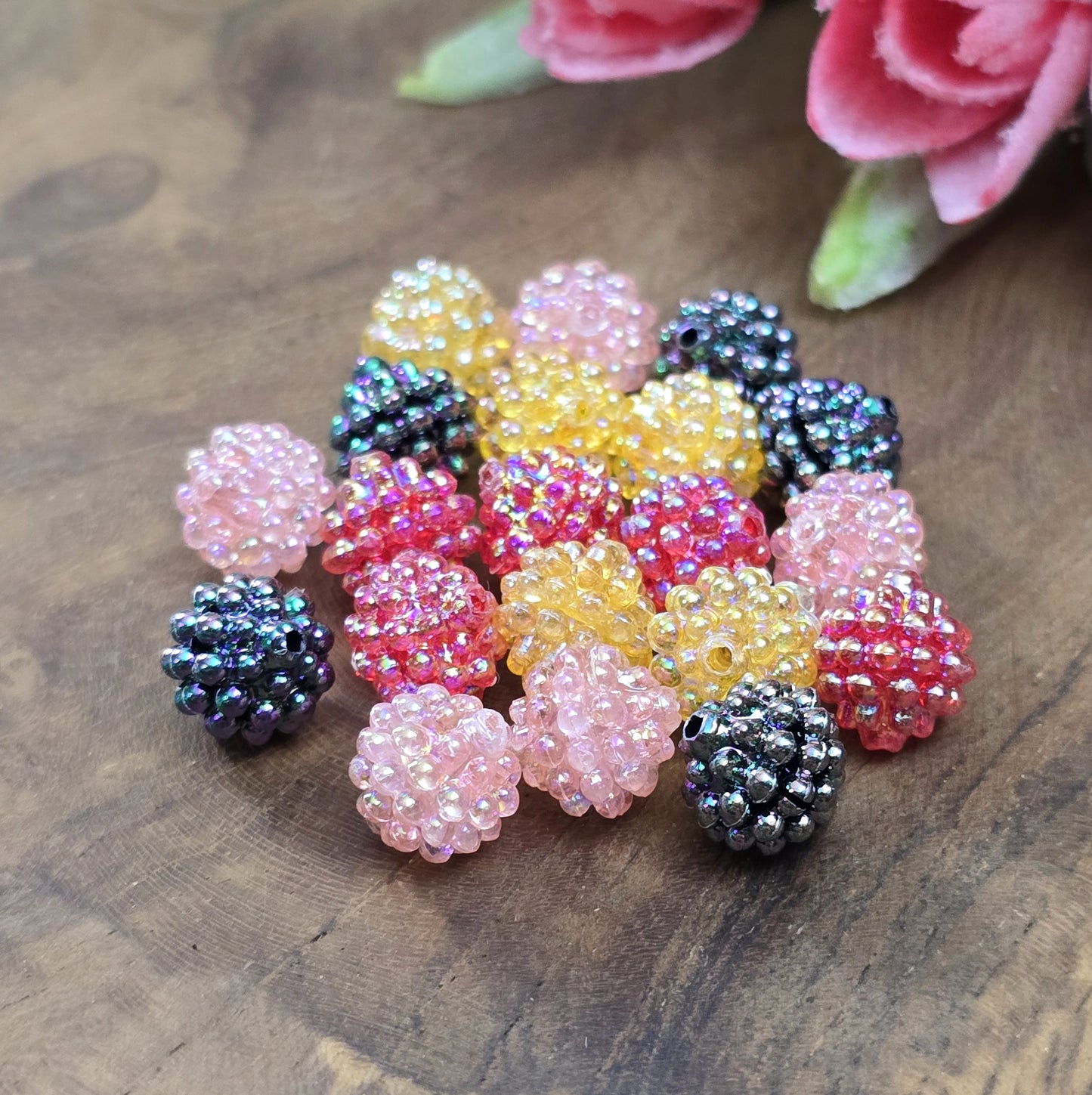 Dieses Set enthält 30 bezaubernde Berry Beads in einem bunten Farbmix. Die Perlen haben einen Durchmesser von 10 mm, sind transparente und haben eine irisierende Oberfläche. Sie sehen aus wie kleine Beeren. Die irisierende Beschichtung sorgt für etwas Glamour bei jeder Bewegung. Dank des praktischen Lochs lassen sie sich einfach auffädeln und sind ideal für vielseitige kreative Projekte.