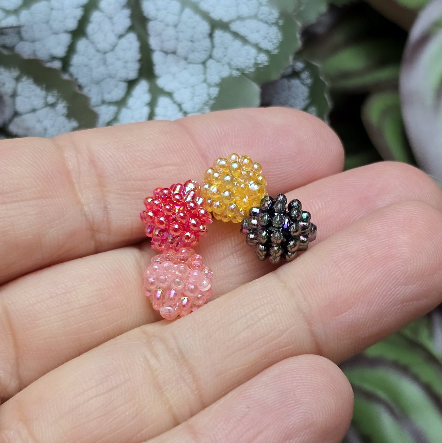 Dieses Set enthält 30 bezaubernde Berry Beads in einem bunten Farbmix. Die Perlen haben einen Durchmesser von 10 mm, sind transparente und haben eine irisierende Oberfläche. Sie sehen aus wie kleine Beeren. Die irisierende Beschichtung sorgt für etwas Glamour bei jeder Bewegung. Dank des praktischen Lochs lassen sie sich einfach auffädeln und sind ideal für vielseitige kreative Projekte.