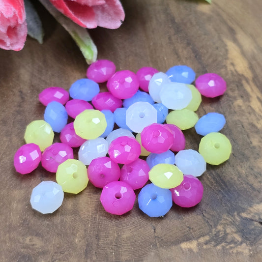 Dieses Set enthält 100 facettierte Perlen in einem bunten Farbmix. Jedes Perlchen misst 8 x 5mm und besteht aus milchig trüben Material. Mit einem praktischen Loch lassen sich die Perlen sowohl auffädeln als auch annähen, wodurch sie perfekt für kreative Projekte wie Makramee, Schmuckdesign, oder andere Bastelarbeiten geeignet sind.