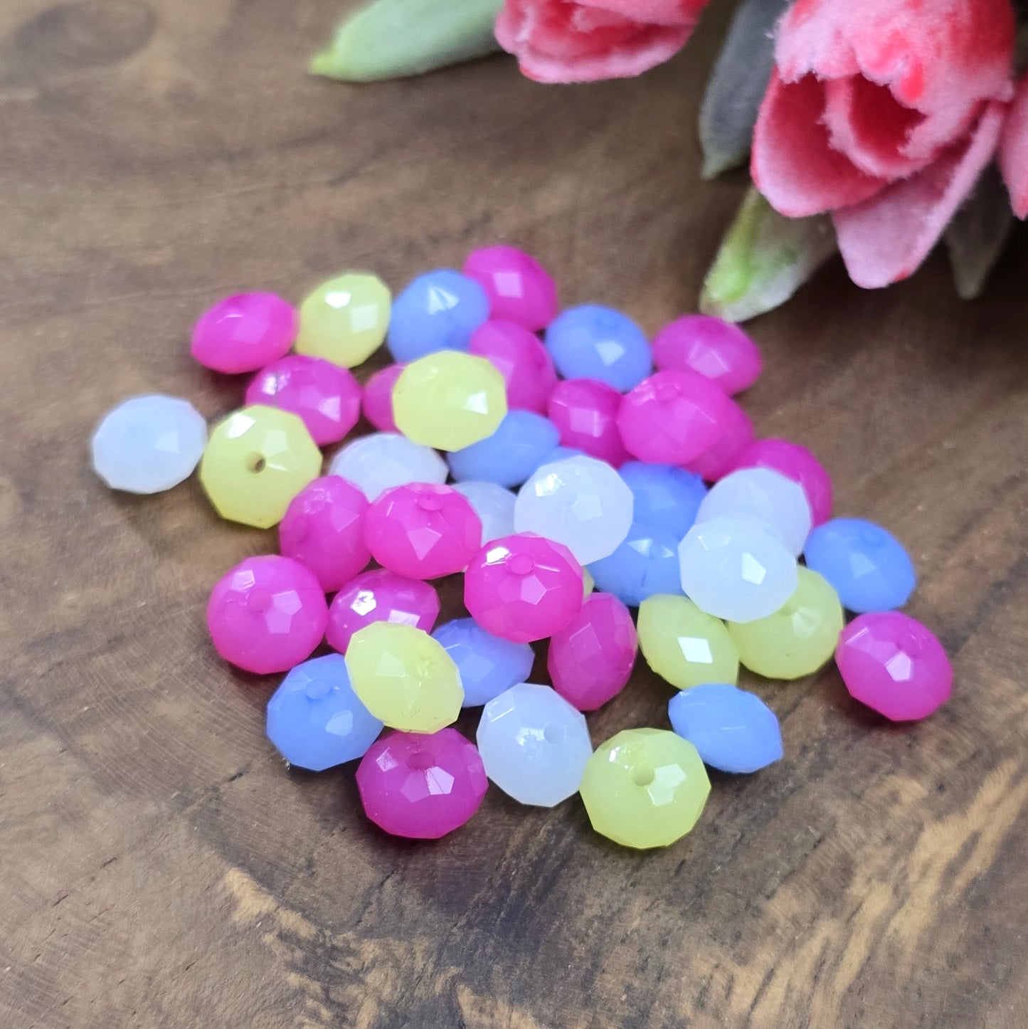 Dieses Set enthält 100 facettierte Perlen in einem bunten Farbmix. Jedes Perlchen misst 8 x 5mm und besteht aus milchig trüben Material. Mit einem praktischen Loch lassen sich die Perlen sowohl auffädeln als auch annähen, wodurch sie perfekt für kreative Projekte wie Makramee, Schmuckdesign, oder andere Bastelarbeiten geeignet sind.