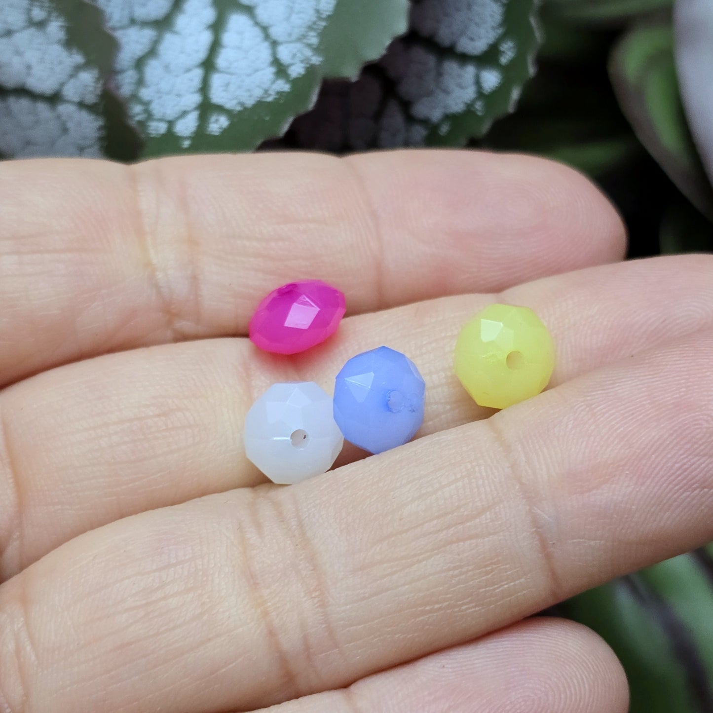 Dieses Set enthält 100 facettierte Perlen in einem bunten Farbmix. Jedes Perlchen misst 8 x 5mm und besteht aus milchig trüben Material. Mit einem praktischen Loch lassen sich die Perlen sowohl auffädeln als auch annähen, wodurch sie perfekt für kreative Projekte wie Makramee, Schmuckdesign, oder andere Bastelarbeiten geeignet sind.
