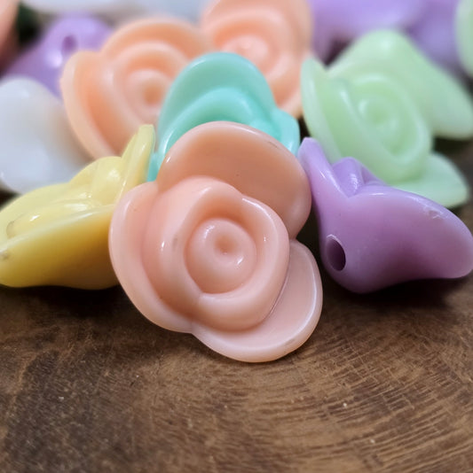 Dieses Set enthält 20 bezaubernde Rosenblüten in einem bunten Farbmix. Jede Blüte misst 1,5 cm und besteht aus opakem Material. Mit einem praktischen Loch lassen sich die Blüten sowohl auffädeln als auch annähen, wodurch sie perfekt für kreative Projekte wie Makramee, Schmuckdesign, Bastelarbeiten oder auch als dekorative Knöpfe geeignet sind.