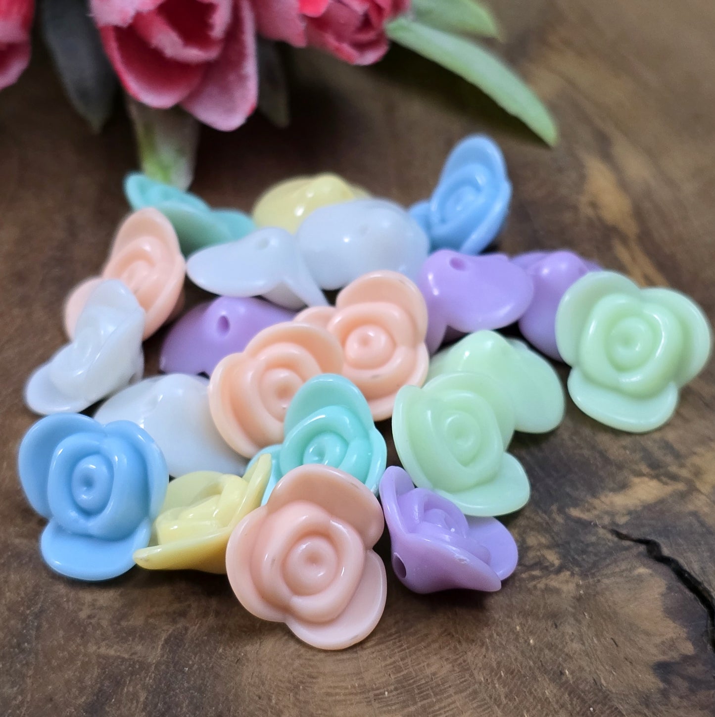 Dieses Set enthält 20 bezaubernde Rosenblüten in einem bunten Farbmix. Jede Blüte misst 1,5 cm und besteht aus opakem Material. Mit einem praktischen Loch lassen sich die Blüten sowohl auffädeln als auch annähen, wodurch sie perfekt für kreative Projekte wie Makramee, Schmuckdesign, Bastelarbeiten oder auch als dekorative Knöpfe geeignet sind.
