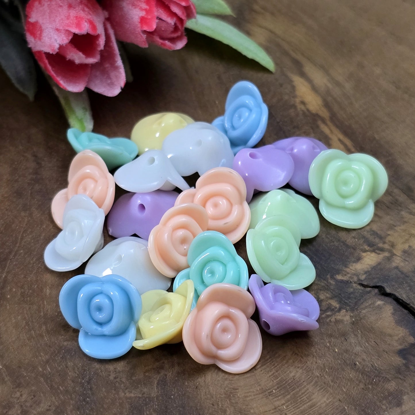 Dieses Set enthält 20 bezaubernde Rosenblüten in einem bunten Farbmix. Jede Blüte misst 1,5 cm und besteht aus opakem Material. Mit einem praktischen Loch lassen sich die Blüten sowohl auffädeln als auch annähen, wodurch sie perfekt für kreative Projekte wie Makramee, Schmuckdesign, Bastelarbeiten oder auch als dekorative Knöpfe geeignet sind.