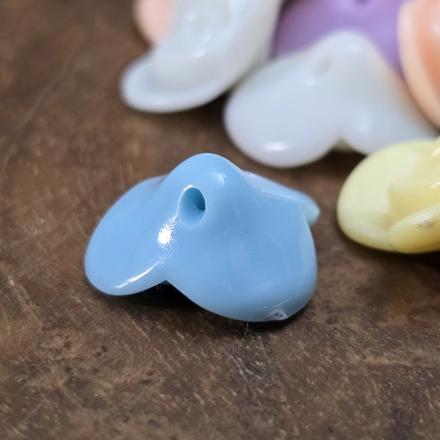 Dieses Set enthält 20 bezaubernde Rosenblüten in einem bunten Farbmix. Jede Blüte misst 1,5 cm und besteht aus opakem Material. Mit einem praktischen Loch lassen sich die Blüten sowohl auffädeln als auch annähen, wodurch sie perfekt für kreative Projekte wie Makramee, Schmuckdesign, Bastelarbeiten oder auch als dekorative Knöpfe geeignet sind.