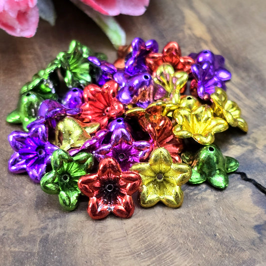 100 Blumenperlen im bunten Farbmix, jede mit einem Durchmesser von 1,2 cm. Die Perlen sind mit metallisch glänzender Oberfläche. Mit dem praktischen Loch zum Auffädeln sind sie ideal für eine Vielzahl kreativer Projekte. Bitte beachte, dass es sich hierbei um Perlen aus II Wahl handelt.