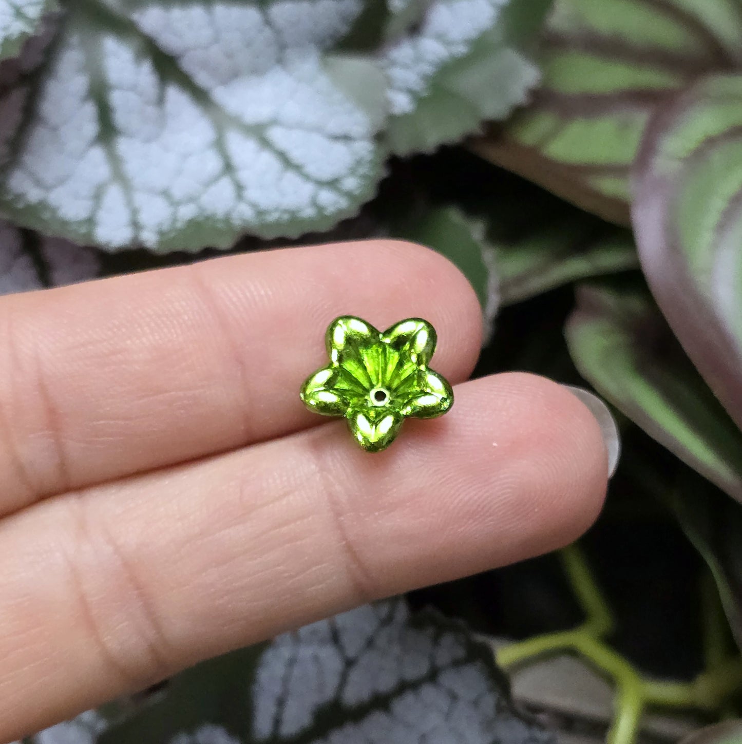 100 Blumenperlen im bunten Farbmix, jede mit einem Durchmesser von 1,2 cm. Die Perlen sind mit metallisch glänzender Oberfläche. Mit dem praktischen Loch zum Auffädeln sind sie ideal für eine Vielzahl kreativer Projekte. Bitte beachte, dass es sich hierbei um Perlen aus II Wahl handelt.