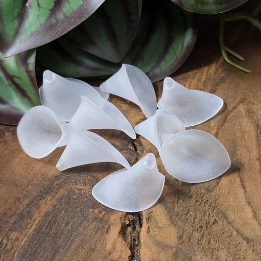 10 Calla-Blumenperlen in weiß gefrostetem Acryl – ideal für DIY-Schmuck, Deko & Hochzeitsdesigns. Federleicht, vielseitig und romantisch-elegant.