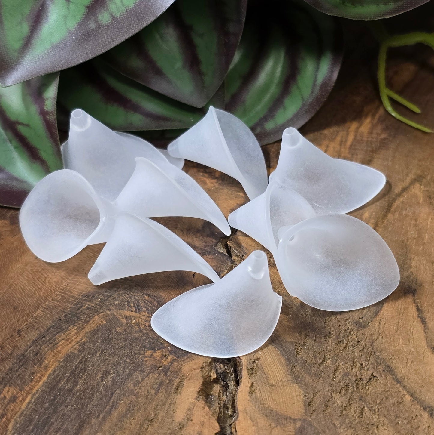 10 Calla-Blumenperlen in weiß gefrostetem Acryl – ideal für DIY-Schmuck, Deko & Hochzeitsdesigns. Federleicht, vielseitig und romantisch-elegant.