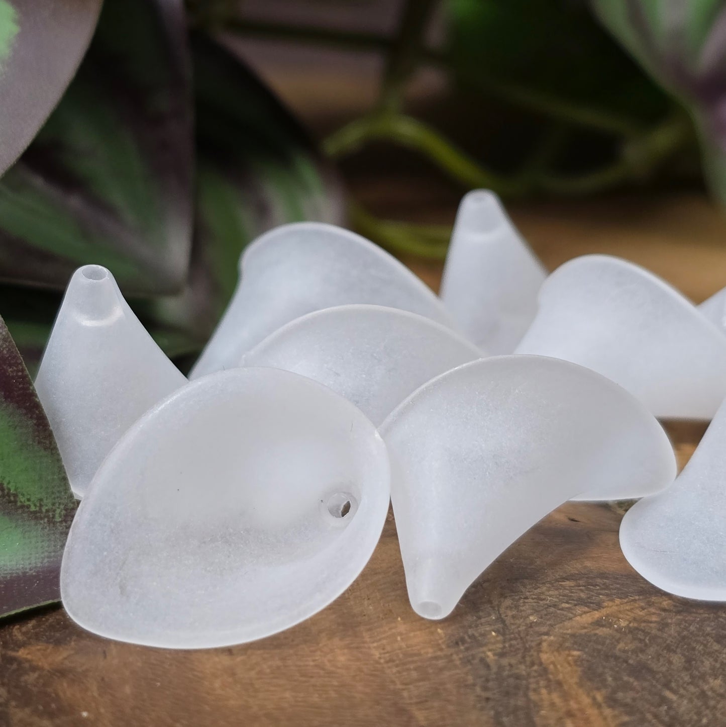 10 Calla-Blumenperlen in weiß gefrostetem Acryl – ideal für DIY-Schmuck, Deko & Hochzeitsdesigns. Federleicht, vielseitig und romantisch-elegant.