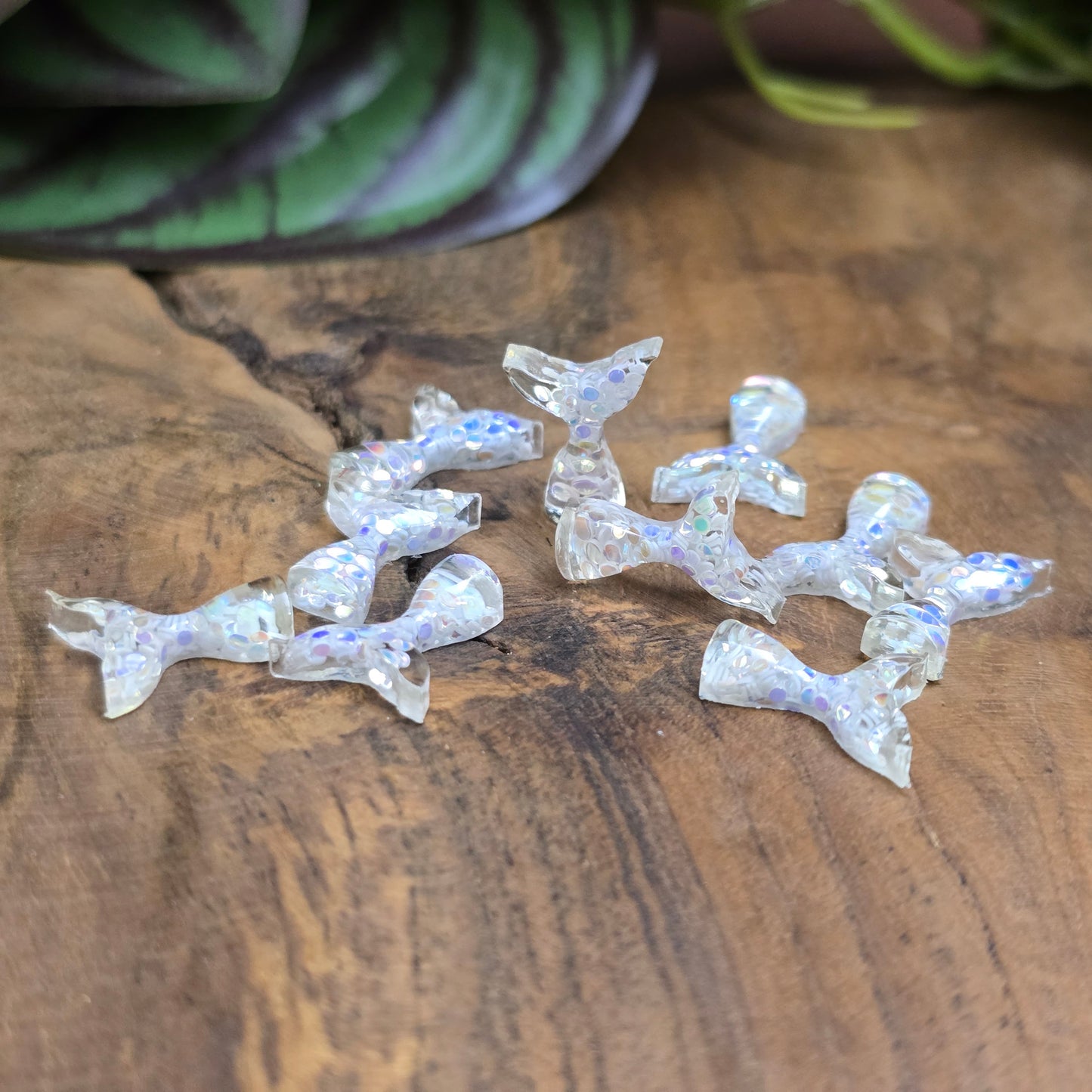 10 Mini-Flossen mit weißem Glitzer – Mermaid-Cabochons zum Kleben für Schmuck, Deko, Scrapbooking & kreative DIY-Projekte. Flatbacks mit flacher Rückseite – sofort einsatzbereit!