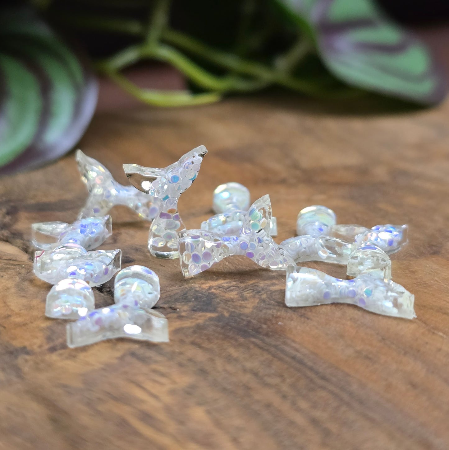 10 Mini-Flossen mit weißem Glitzer – Mermaid-Cabochons zum Kleben für Schmuck, Deko, Scrapbooking & kreative DIY-Projekte. Flatbacks mit flacher Rückseite – sofort einsatzbereit!