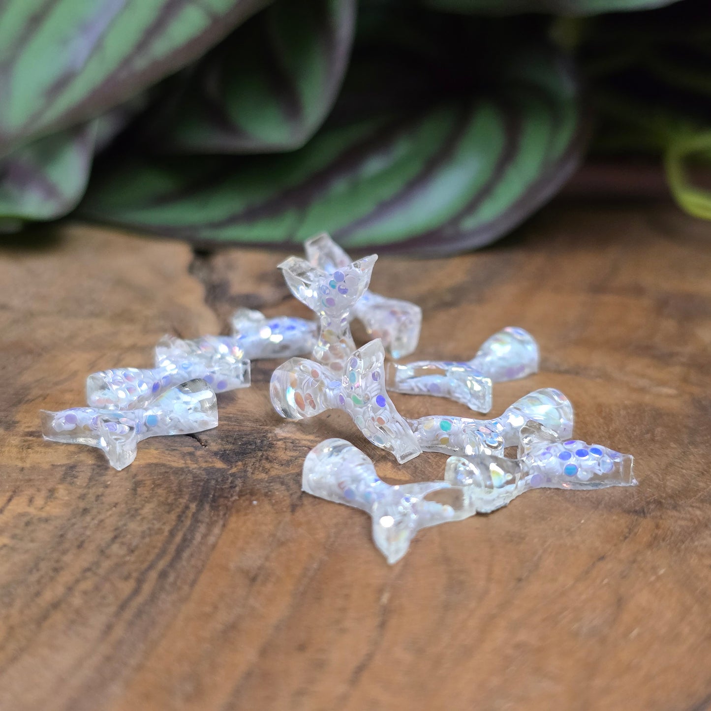 10 Mini-Flossen mit weißem Glitzer – Mermaid-Cabochons zum Kleben für Schmuck, Deko, Scrapbooking & kreative DIY-Projekte. Flatbacks mit flacher Rückseite – sofort einsatzbereit!