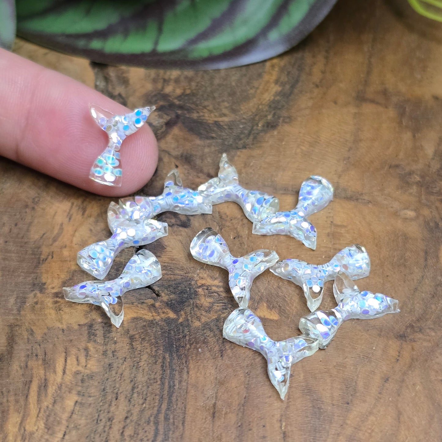 10 Mini-Flossen mit weißem Glitzer – Mermaid-Cabochons zum Kleben für Schmuck, Deko, Scrapbooking & kreative DIY-Projekte. Flatbacks mit flacher Rückseite – sofort einsatzbereit!