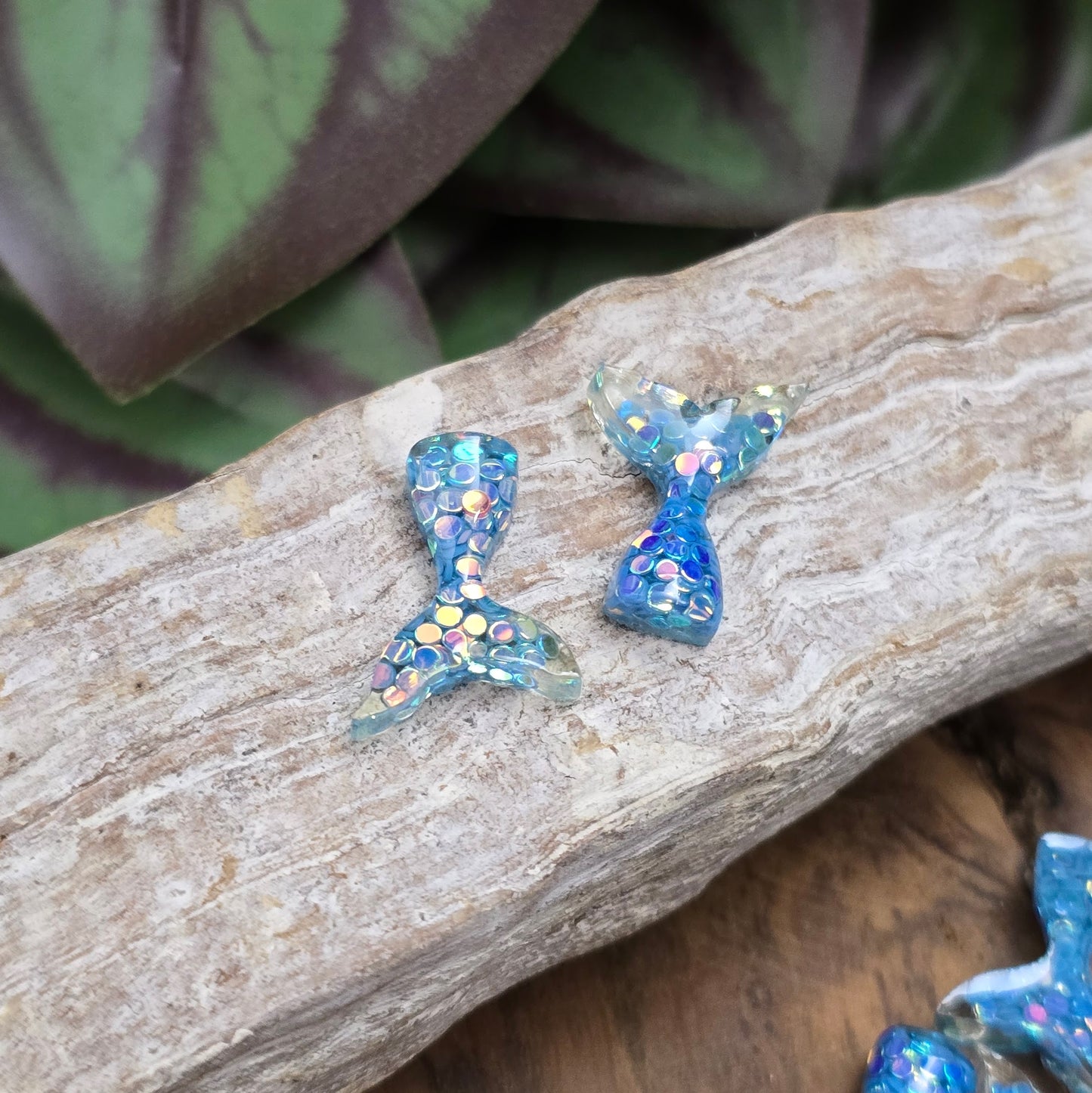 10 Mini-Meerjungfrauenflossen in Aquablau mit Glitzer – ideal zum Kleben für Schmuck, Deko, Scrapbooking & DIY. Flatbacks mit flachem Rücken – sofort einsatzbereit!