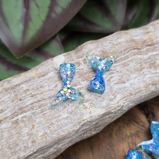 10 Mini-Meerjungfrauenflossen in Aquablau mit Glitzer – ideal zum Kleben für Schmuck, Deko, Scrapbooking & DIY. Flatbacks mit flachem Rücken – sofort einsatzbereit!