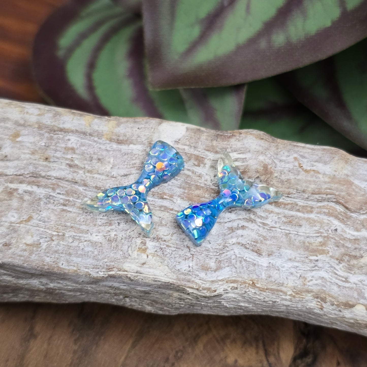 10 Mini-Meerjungfrauenflossen in Aquablau mit Glitzer – ideal zum Kleben für Schmuck, Deko, Scrapbooking & DIY. Flatbacks mit flachem Rücken – sofort einsatzbereit!