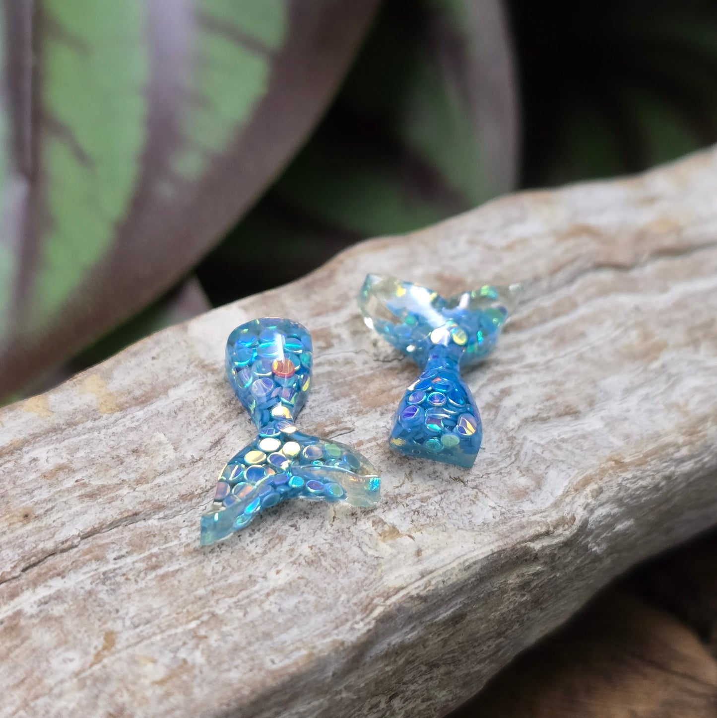 10 Mini-Meerjungfrauenflossen in Aquablau mit Glitzer – ideal zum Kleben für Schmuck, Deko, Scrapbooking & DIY. Flatbacks mit flachem Rücken – sofort einsatzbereit!