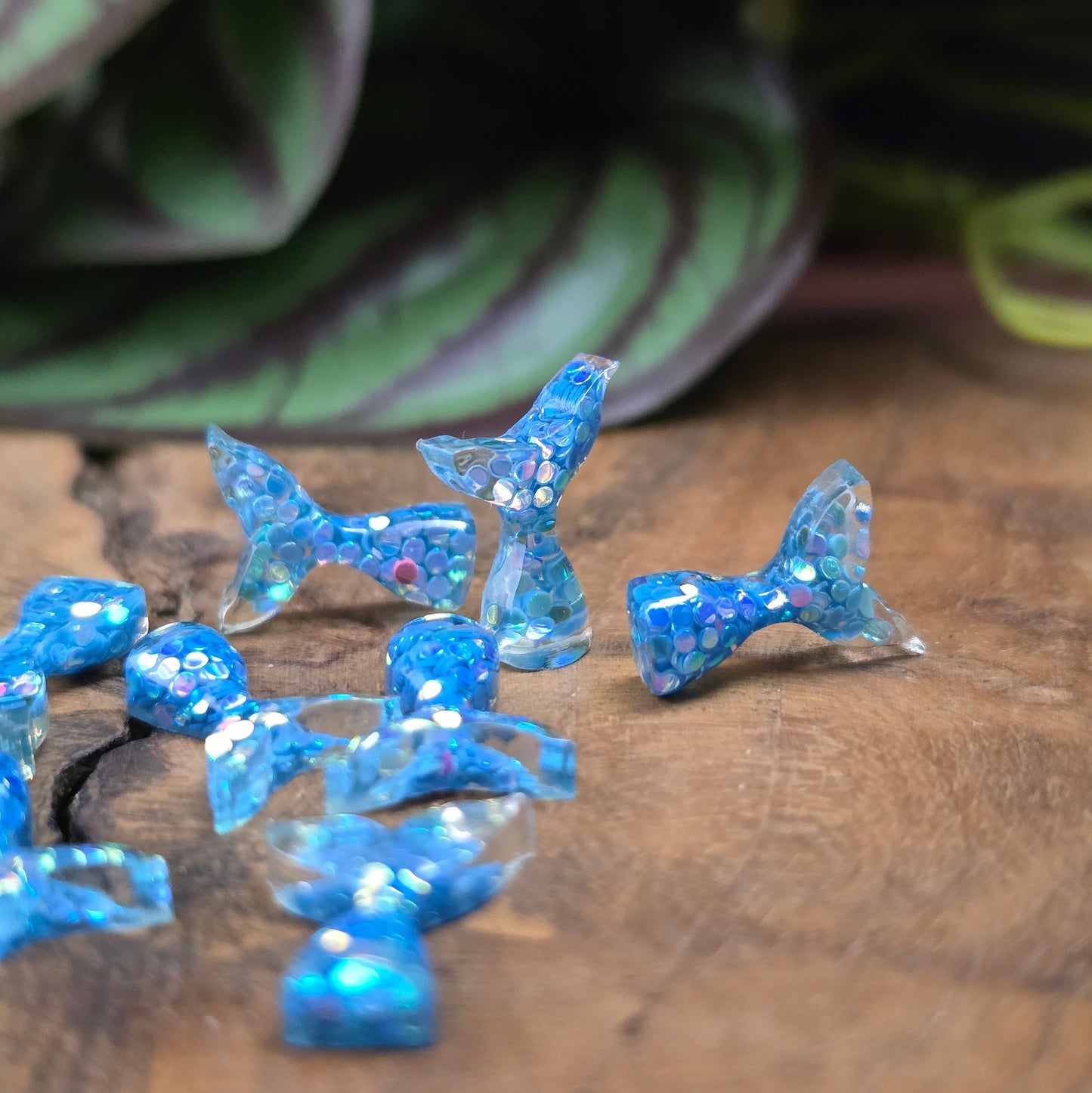10 Mini-Meerjungfrauenflossen in Aquablau mit Glitzer – ideal zum Kleben für Schmuck, Deko, Scrapbooking & DIY. Flatbacks mit flachem Rücken – sofort einsatzbereit!