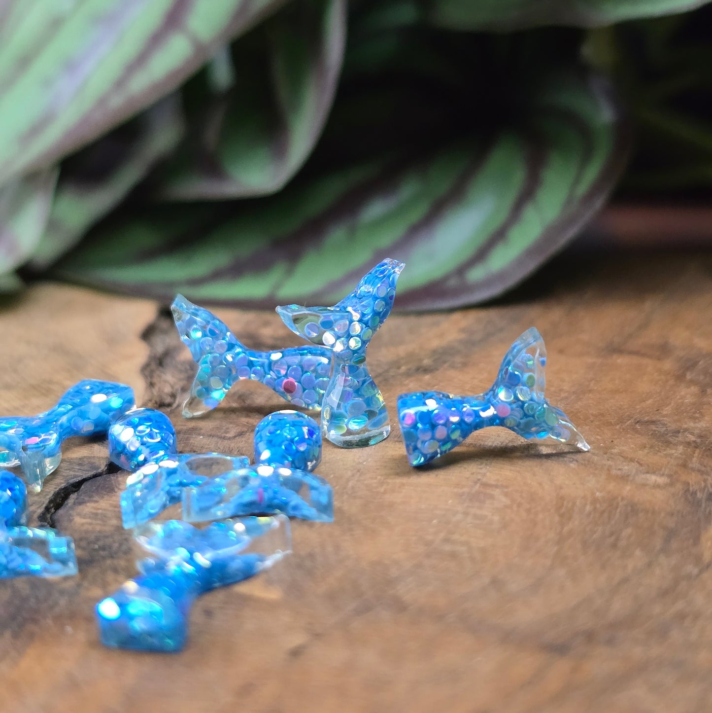 10 Mini-Meerjungfrauenflossen in Aquablau mit Glitzer – ideal zum Kleben für Schmuck, Deko, Scrapbooking & DIY. Flatbacks mit flachem Rücken – sofort einsatzbereit!