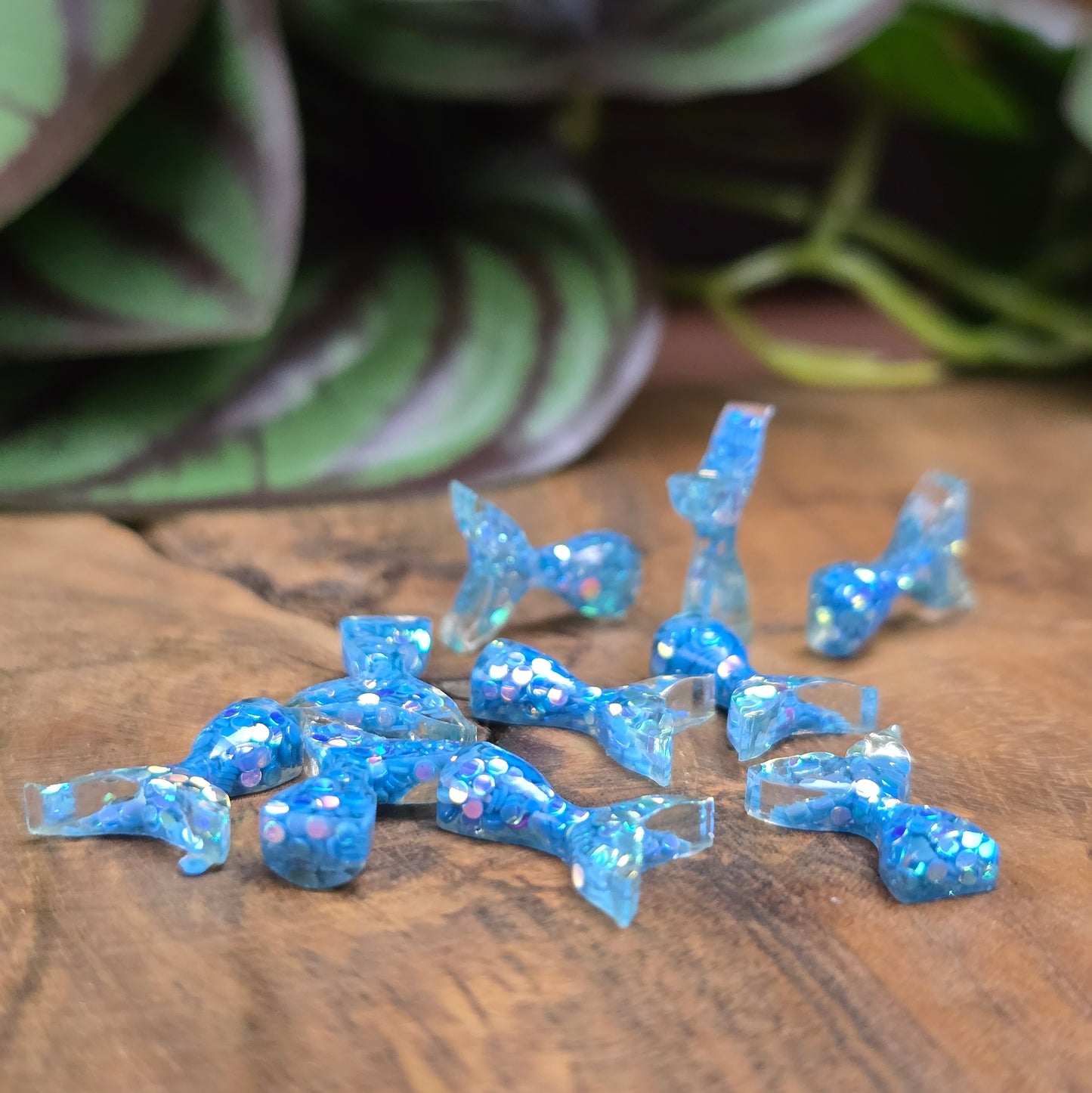 10 Mini-Meerjungfrauenflossen in Aquablau mit Glitzer – ideal zum Kleben für Schmuck, Deko, Scrapbooking & DIY. Flatbacks mit flachem Rücken – sofort einsatzbereit!