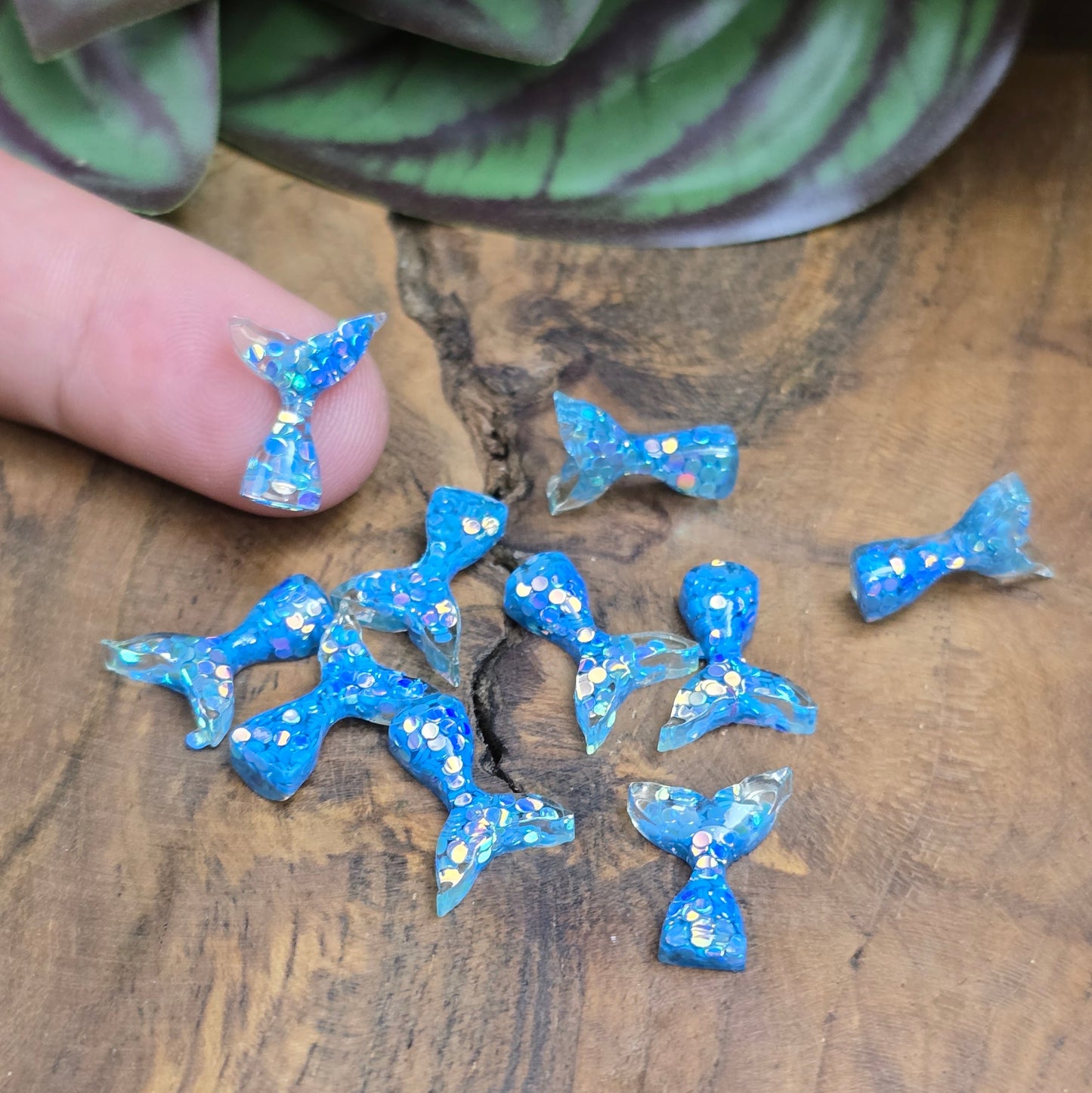 10 Mini-Meerjungfrauenflossen in Aquablau mit Glitzer – ideal zum Kleben für Schmuck, Deko, Scrapbooking & DIY. Flatbacks mit flachem Rücken – sofort einsatzbereit!