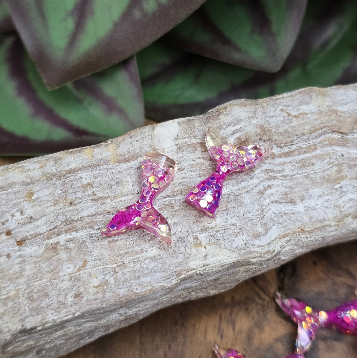10 pinke Mini-Meerjungfrauenflossen mit Glitzer zum Aufkleben. Ideal für Schmuck, Scrapbooking, Handydeko & mehr. Flatbacks mit flachem Rücken – sofort einsatzbereit!