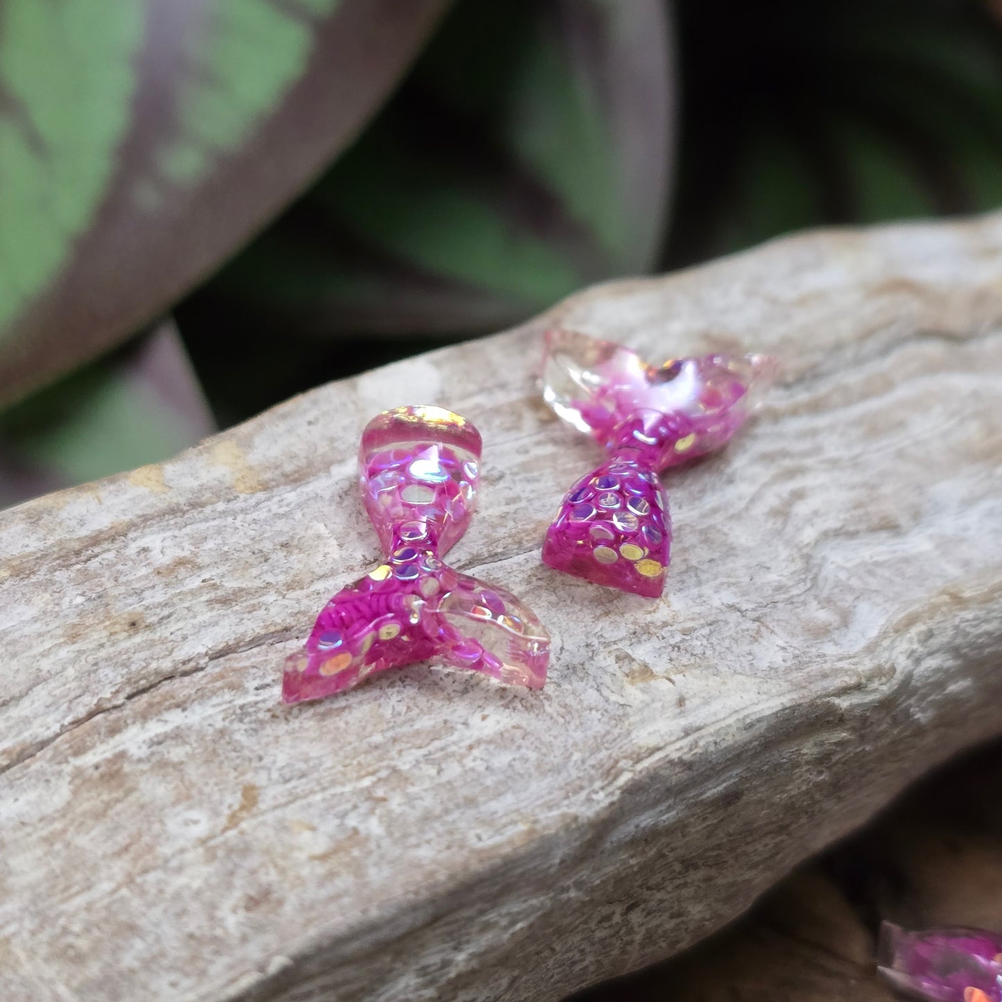 10 pinke Mini-Meerjungfrauenflossen mit Glitzer zum Aufkleben. Ideal für Schmuck, Scrapbooking, Handydeko & mehr. Flatbacks mit flachem Rücken – sofort einsatzbereit!