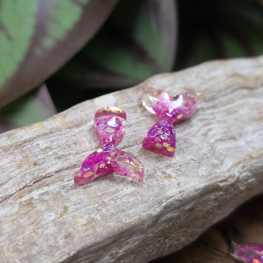 10 pinke Mini-Meerjungfrauenflossen mit Glitzer zum Aufkleben. Ideal für Schmuck, Scrapbooking, Handydeko & mehr. Flatbacks mit flachem Rücken – sofort einsatzbereit!