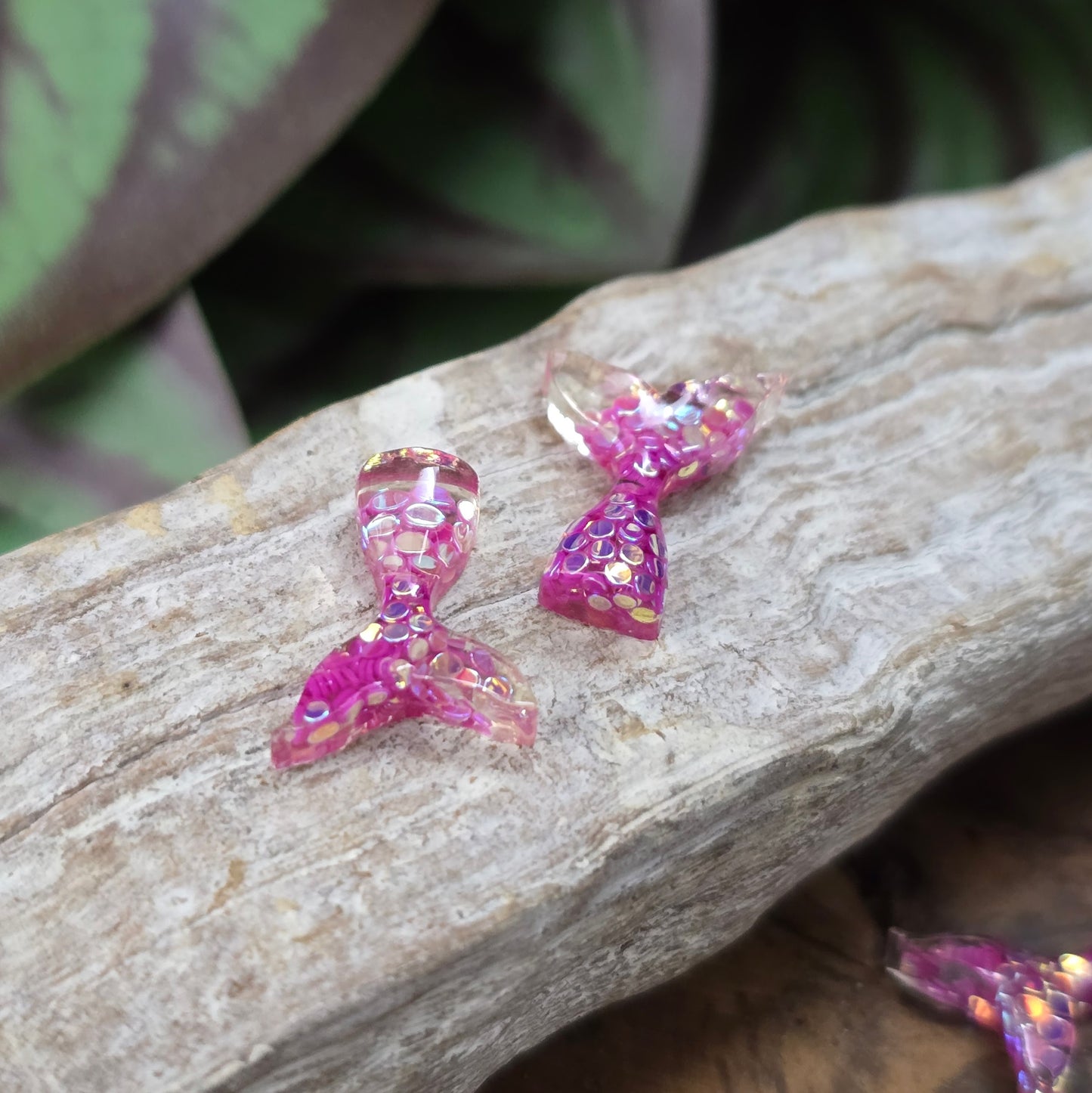 10 pinke Mini-Meerjungfrauenflossen mit Glitzer zum Aufkleben. Ideal für Schmuck, Scrapbooking, Handydeko & mehr. Flatbacks mit flachem Rücken – sofort einsatzbereit!