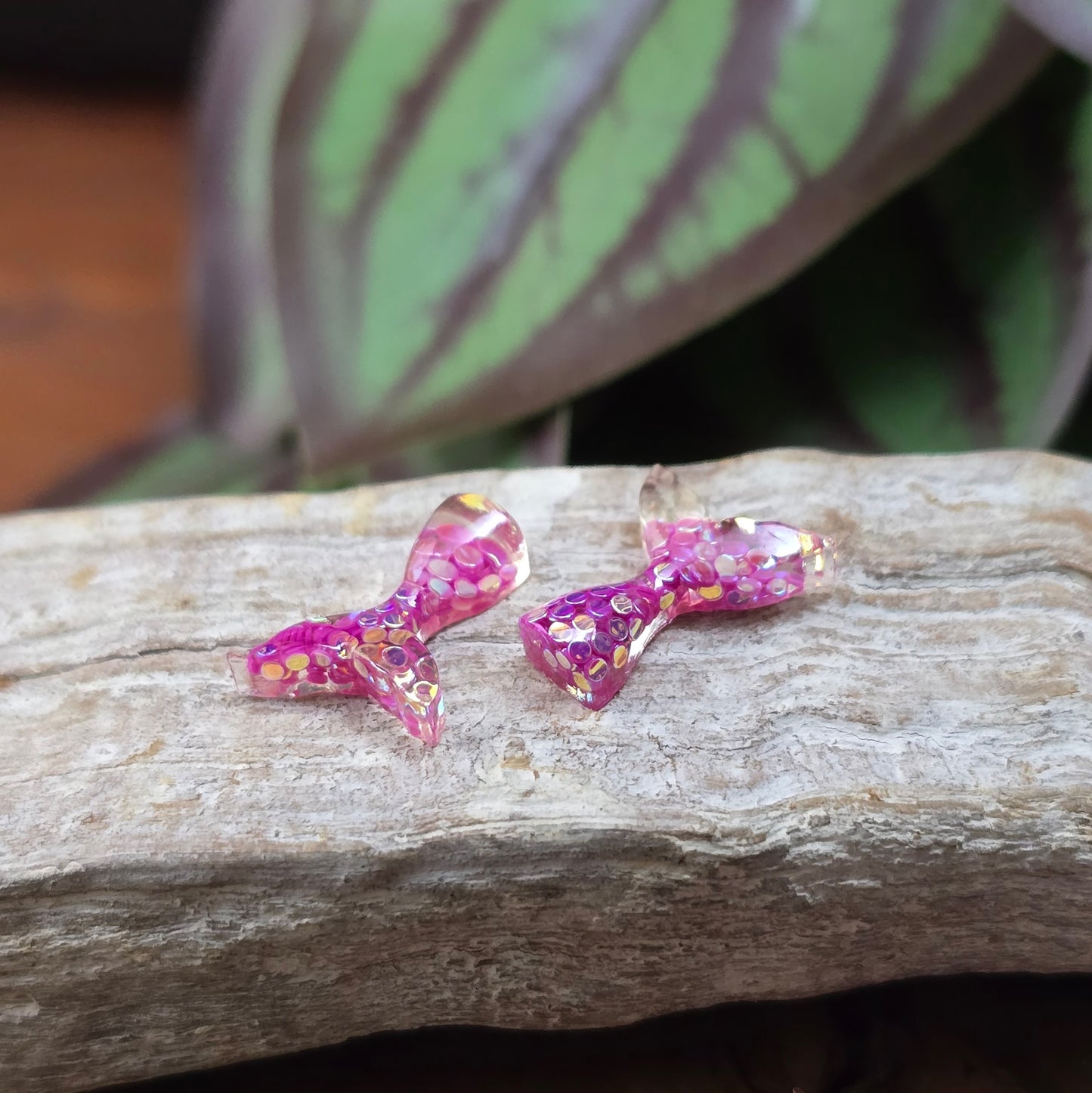 10 pinke Mini-Meerjungfrauenflossen mit Glitzer zum Aufkleben. Ideal für Schmuck, Scrapbooking, Handydeko & mehr. Flatbacks mit flachem Rücken – sofort einsatzbereit!