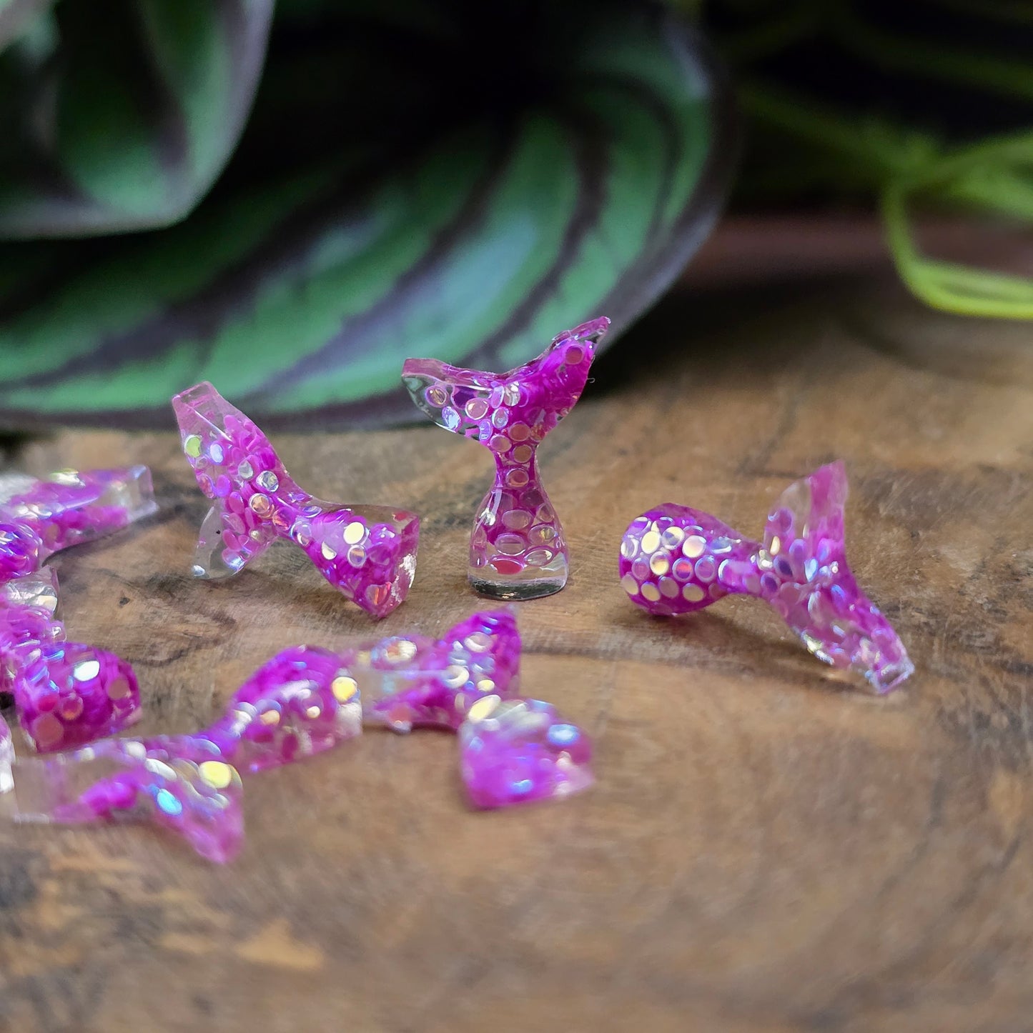 10 pinke Mini-Meerjungfrauenflossen mit Glitzer zum Aufkleben. Ideal für Schmuck, Scrapbooking, Handydeko & mehr. Flatbacks mit flachem Rücken – sofort einsatzbereit!
