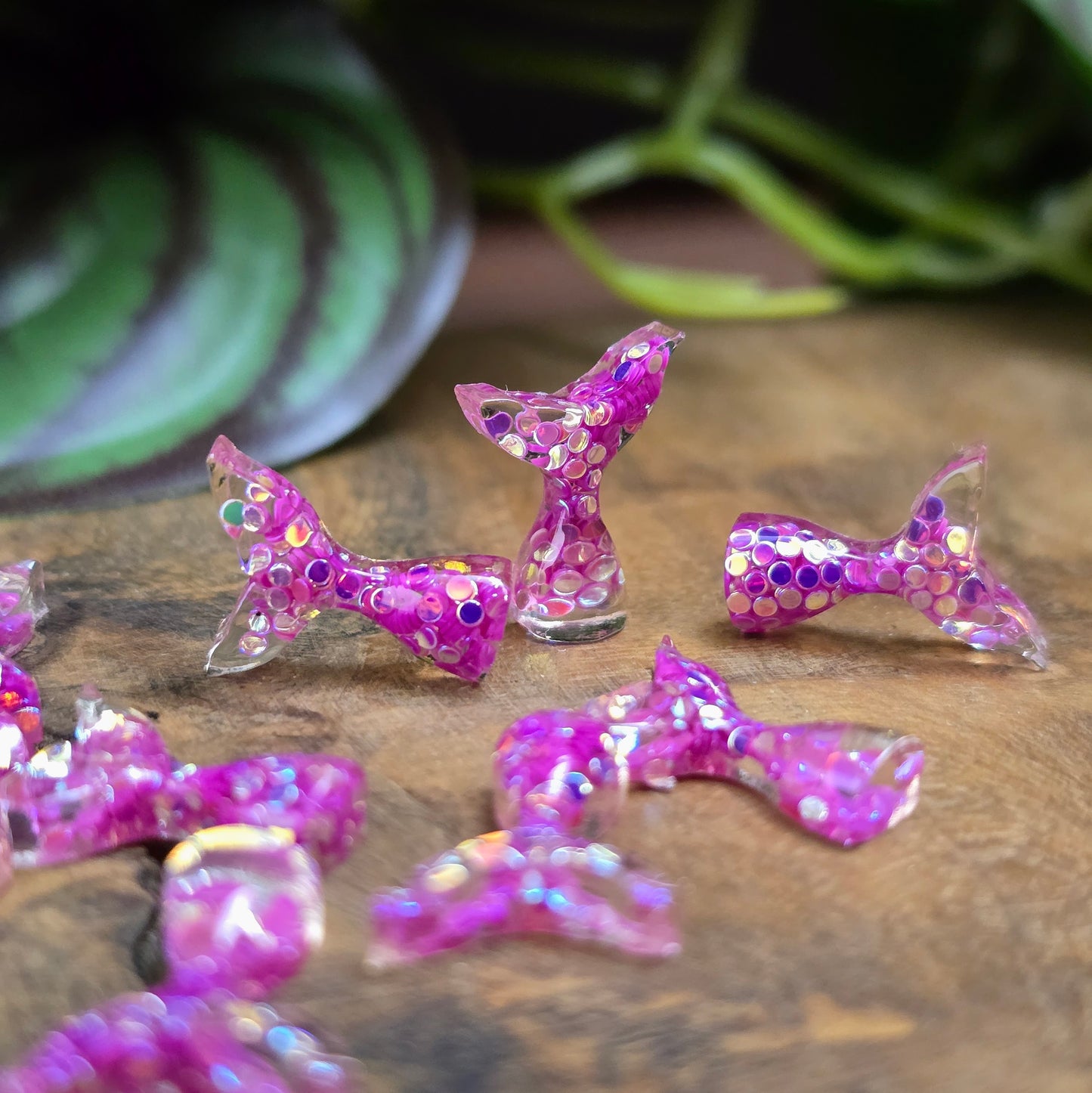 10 pinke Mini-Meerjungfrauenflossen mit Glitzer zum Aufkleben. Ideal für Schmuck, Scrapbooking, Handydeko & mehr. Flatbacks mit flachem Rücken – sofort einsatzbereit!