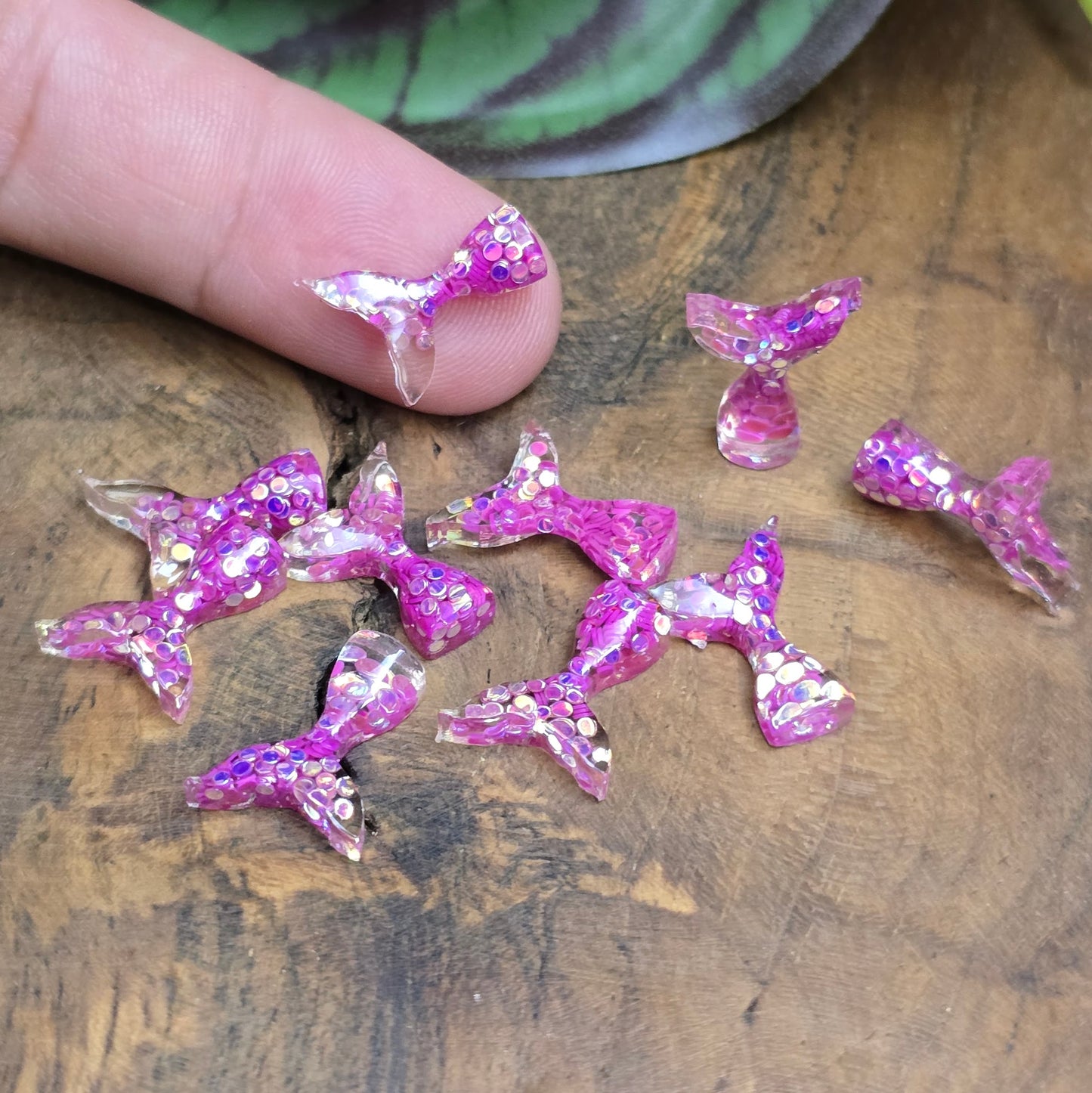 10 pinke Mini-Meerjungfrauenflossen mit Glitzer zum Aufkleben. Ideal für Schmuck, Scrapbooking, Handydeko & mehr. Flatbacks mit flachem Rücken – sofort einsatzbereit!