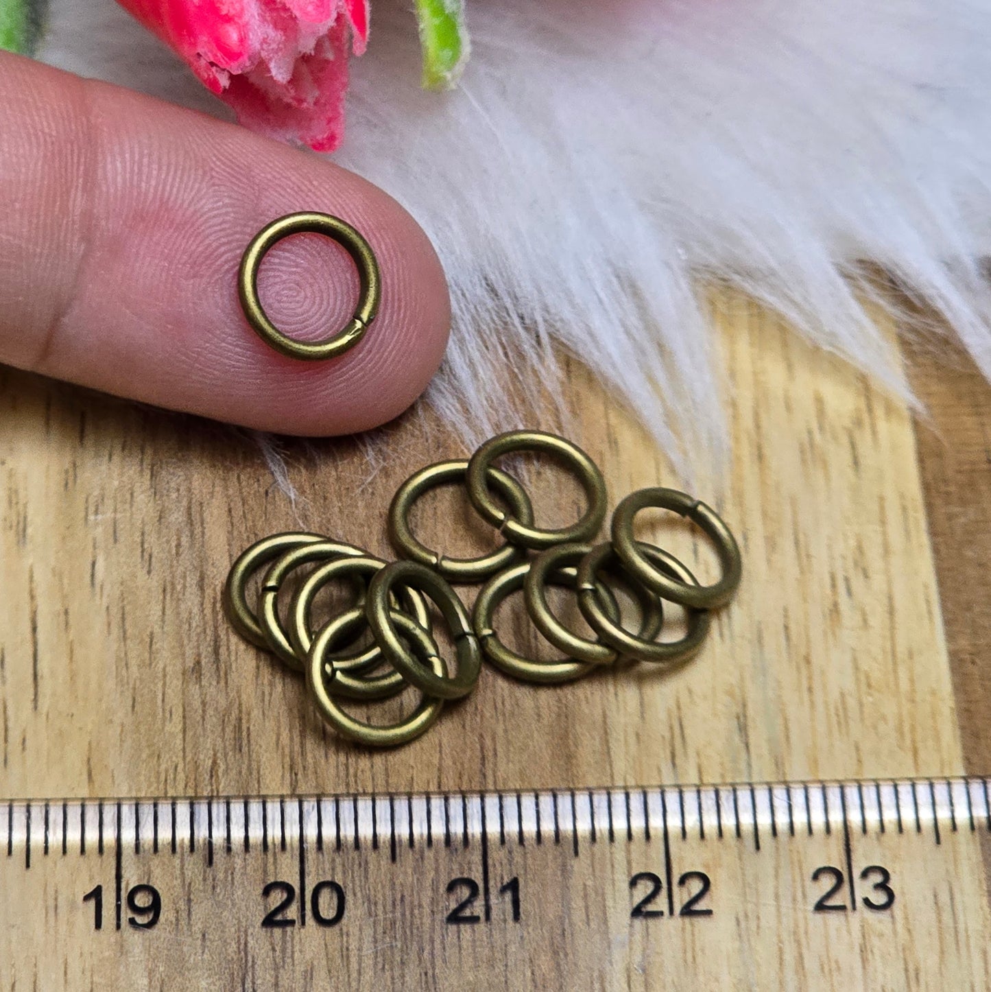 Das Bild zeigt 12 offene Biegeringe in antik bronzefarbig mit einem Durchmesser von 8mm. Die Verbindungsringe sind ein unverzichtbares Zubehör für die Schmuckherstellung. Ideal um Charms und Verschlüsse zuverlässig zu befestigen.